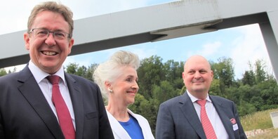 Gut gelaunt: Albert Rösti (l.), zusammen mit Regierungsrätin Carmen Walker Späh und Stadtrat Michael Baumer. Sie gaben eben die dritte Gubriströhre frei.