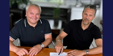 Bei der Vertragsunterzeichnung: FC Uzwil-Präsident Ljubisa Stojanovic (links) und der neue Cheftrainer, Giuseppe Gambino.