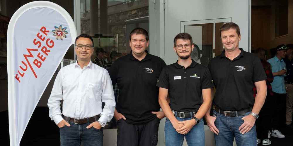 Nach bestandener Abschlussprüfung als Seilbahnmechatroniker EFZ – Niklas Wildhaber (2.v.r.) mit seinen Ausbildnern Michael Ackermann, Fabian Schocher und Stefan Giger (v.l.n.r.). 