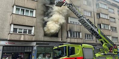 Als die Feuerwehr eintraf, stand die Wohnung im Mehrfamilienhaus bereits in Vollbrand.