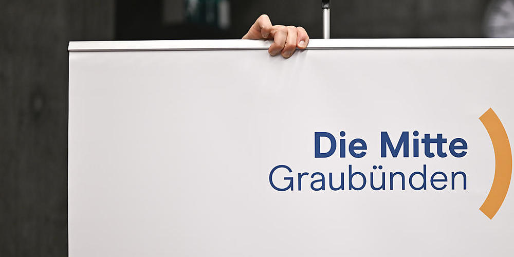 Ein Mitarbeiter zieht eine Fahne mit dem Logo der Mitte Graubünden ein, an der Nominationsversammlung für die Wahlen von kommenden Herbst. Die Partei ist eine Listenverbindung mit der FDP eingegangen. (Archivbild)