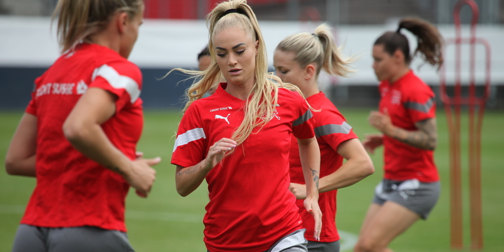 Sie ist auf Social Media ein Star und eine erfolgreiche Fussballspielerin: Alisha Lehmann (Mitte).