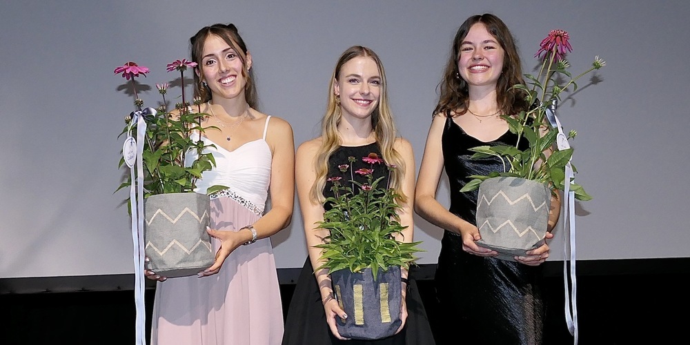 Mit einem Notendurchschnitt von 5,6 bzw. 5,7 waren sie die Besten ihres Schuljahrgangs: v.l. Delia Kobelt (Clientis Biene Bank), Jessica Frei (Gemeindeverwaltung Au) und Elea Alinga Halter (Raiffeisenbank Widnau)