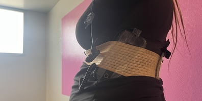 Eine Nordmazedonierin (39) wollte sich mit Handy und Bluetooth-Kopfhörern durch die Prüfung schummeln, um einen Lernfahrausweis zu erschleichen.