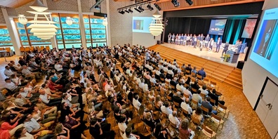 Die Bühler LehrabgängerInnen feierten am 4. Juli 2023 mit FreundInnen und Eltern, BerufsbildnerInnen und Konzernleitung im Gemeindesaal Uzwil.