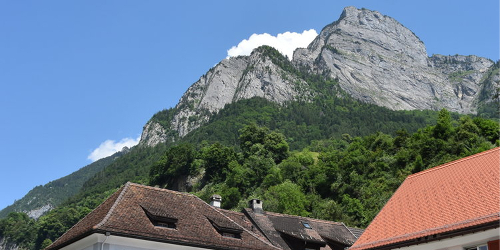 Die Proben sind in vollem Gange: Der Sarganser Kirchplatz wird im Herbst zur Bühne für ein Freilichtspiel. 