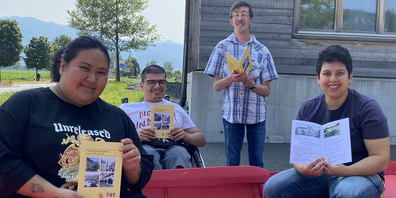 V.l.n.r.: Michelle Casas, Fatlum Salihi, Benjamin Schmid und Vanessa Rupf von der Prüfgruppe von Rhyboot sind stolz, beim Altstadtrundgang in Leichter Sprache mitgewirkt zu haben.