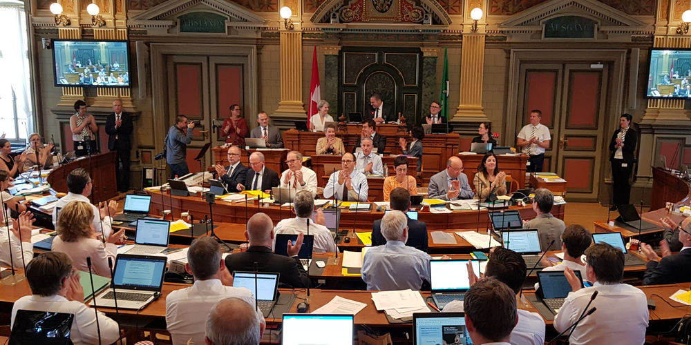 Das Foto zeigt den Moment der Wahl; um 15.16 Uhr übernimmt Andrea Schöb das Präsidium von Vorgänger Jens Jäger. 