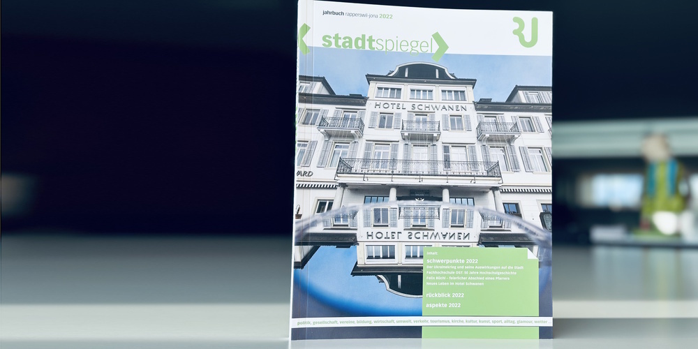 Der Stadtspiegel Rapperswil-Jonas blickt aufs Jahr 2022 zurück. Hauptthemen sind der Ukraine-Krieg, das OST-Jubiläum und der «Schwanen».