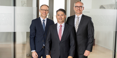 Ab dem 1. August 2023 für alle Kundinnen und Kunden in der neu aufgestellten Niederlassung Wil der acrevis Bank AG da: Niederlassungsleiter Augusto Brigante (Mitte), Marcel Schneider (neu Teamleiter Finanzieren; rechts) und Pascal Lerch (neu Leiter Firmenkunden; links).