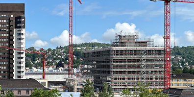 Der Rohbau des neuen Kinderspitals (rechts) verbunden mit Gebäuden des Kantonsspitals St.Gallen. Die Fassade wird gleich gestaltet wie beim neuen Haus 07A des KSSG.
