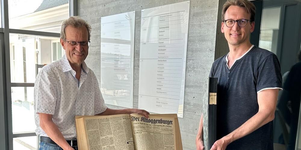 Magnus Brändle übergibt die Schenkung an Dr. phil. Philipp Wiemann von der Kantonsbibliothek Vadiana, St. Gallen