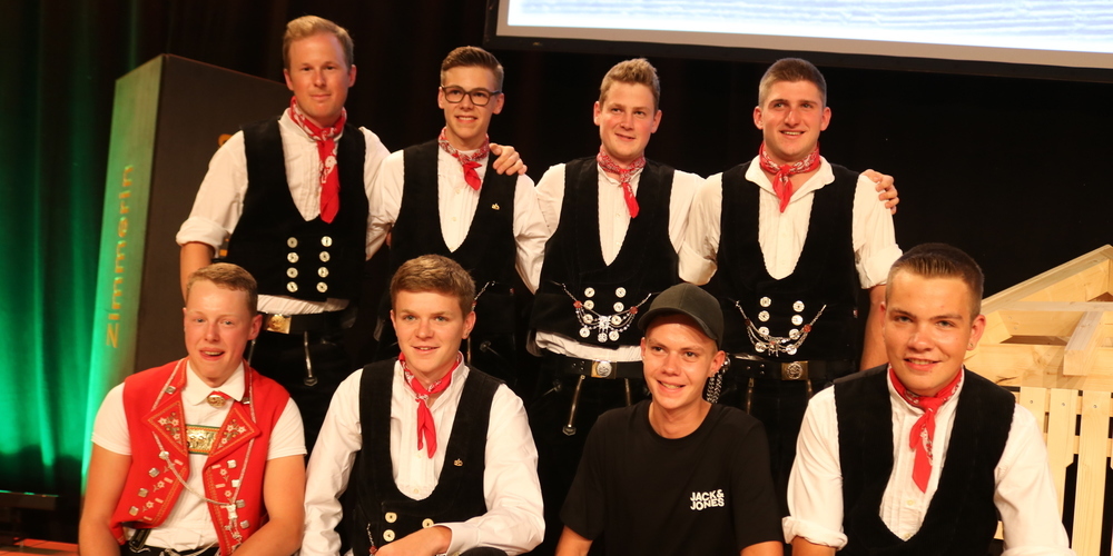 Das Toggenburg war gleich mit acht Top-Lernenden in diesem Jahr vertreten, von links hinten: Mischa Kohler aus Ebnat-Kappel (5,7, Rüegg Holzbau AG, Ricken), Lorin Rüegg aus Mosnang (5,5, Wohlgensinger AG, Mosnang), Cedric Dobler aus Mosnang (5,3, Egli Zimmerei AG, Oberhelfenschwil),  Gian Giger aus Ebnat-Kappel (5,3, Egli Zimmerei AG, Oberhelfenschwil), Roman Zürcher aus Ebnat-Kappel (5,3, Gebr. Giezendanner AG, Ebnat-Kappel), Gian Ziegler aus Oberhelfenschwil (5.2, Egli Zimmerei AG, Oberhelfenschwil), Andreas Kuratli aus Nesslau (5.1, S. Müller Holzbau AG, Wil) und Cornel Baumgartner aus Au (5.0, Meier Holzbau AG, Dreien).