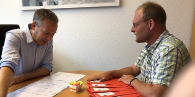Patric Burtscher (rechts im Bild) hat bei der Gemeinde Flawil sechs Volksmotionen eingereicht.