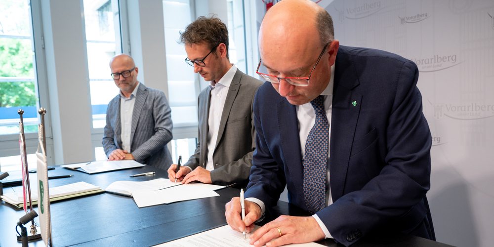 Landesrat Daniel Zadra und Regierungsrat Beat Tinner haben einen gemeinsamen Planungsauftrag für den ÖPNV unterzeichnet