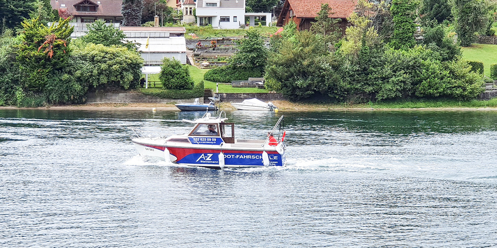Brumm, brumm – hier tuckert ein Boot der Fahrschule der A-Z Boote über den Rhein.