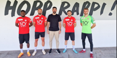 Neu im Team (v.l.n.r.): Eric Tia, Adonis Ajeti, FCRJ Sportchef Alessandro Ciarrocchi, Saleh Chihadeh und Niklas Steffen .
