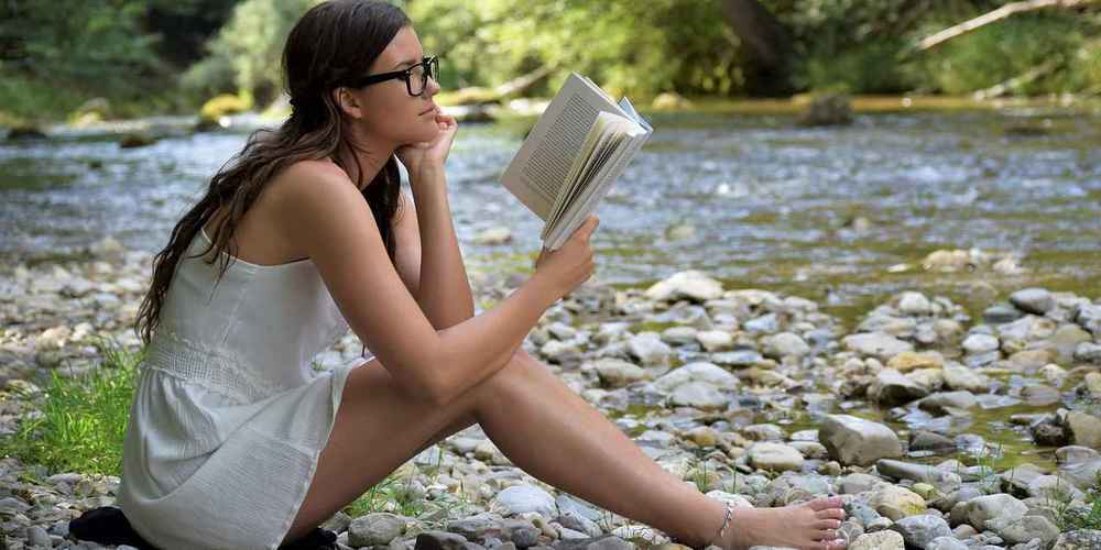 Sommerferien – endlich wieder Zeit zum Lesen (Symbolbild)!