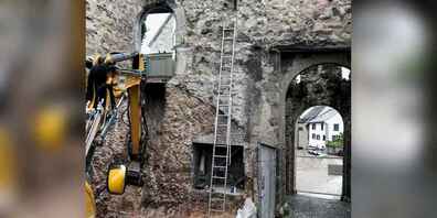 Die Bauarbeiten beim Schloss sind in vollem Gange.