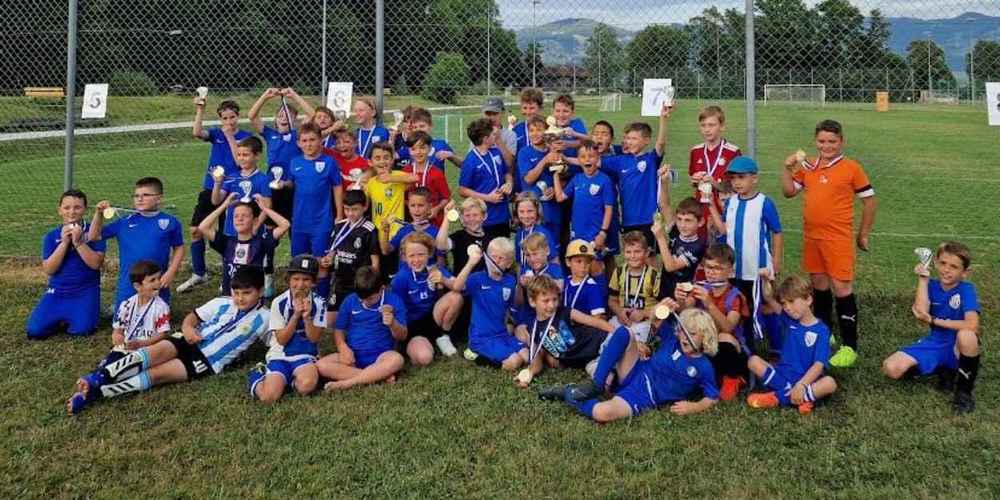 Stolz präsentieren die Sieger ihren Pokal.