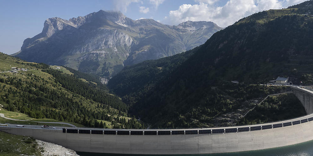 Das Elektrizitätswerk Zürich (EWZ) will künftig nicht nur an Staumauern hochalpine Photovoltaik-Anlagen bauen, sondern auch freistehende. Geplant ist der Bau von zwei Grossanlagen in Surses und Rheinwalden. (Archivbild)