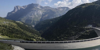 Das Elektrizitätswerk Zürich (EWZ) will künftig nicht nur an Staumauern hochalpine Photovoltaik-Anlagen bauen, sondern auch freistehende. Geplant ist der Bau von zwei Grossanlagen in Surses und Rheinwalden. (Archivbild)