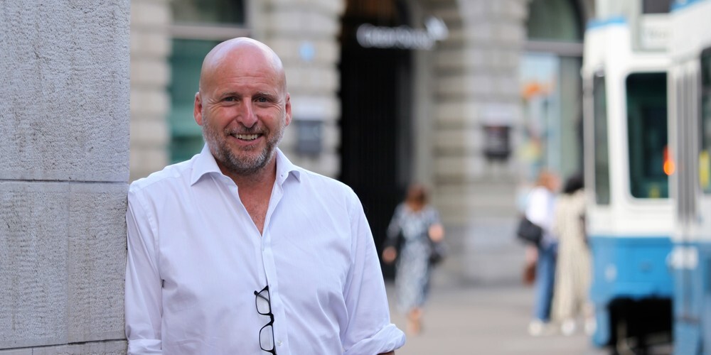 Unkompliziert und zielstrebig. Andreas Russenberger, hier am Paradeplatz. Er fotografiert das Cover seiner Krimis auch mal selber.  