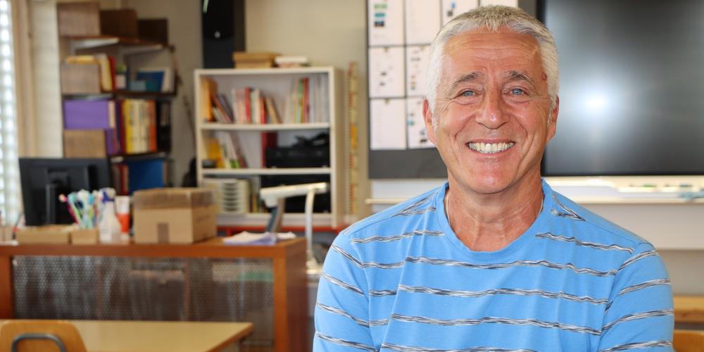 Christoph «Cin» Dürr in seinem Klassenzimmer im Schulhaus Kirchfeld in Lüchingen. Hier unterrichtete der Primarlehrer während 33 Jahren seine Schülerinnen und Schüler.