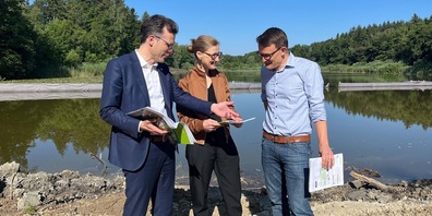 (von links): Regierungsrat Dominik Diezi, Andrea Näf, Leiterin des Amts für Raumentwicklung, und Matthias Künzler, Abteilungsleiter Natur und Landschaft, präsentierten am Biessenhofer Weiher die Biodiversitätsstrategie und den Massnahmenplan.