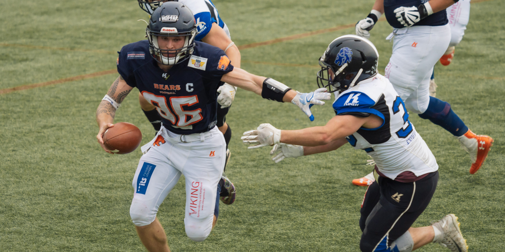 Dario Schellhaas im blauen Trikot der Bears.