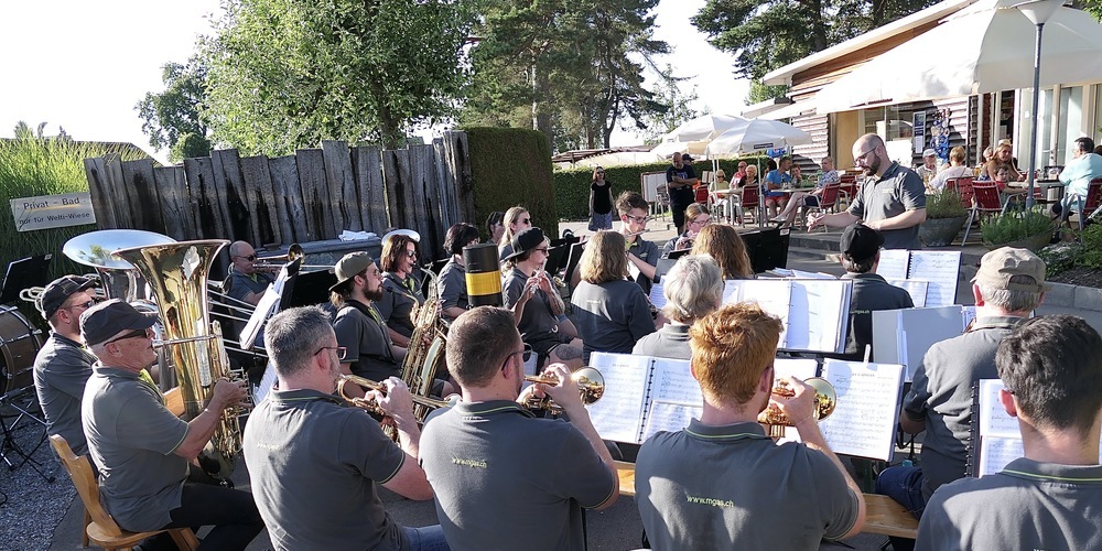 Die MG Altenrhein-Thal musizierte vor dem Restaurant des Campingplatzes «Idyll»