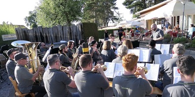 Die MG Altenrhein-Thal musizierte vor dem Restaurant des Campingplatzes «Idyll»