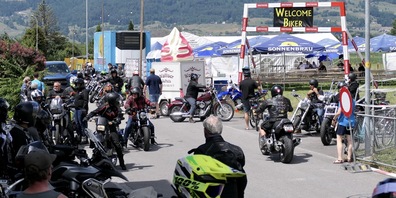 Die grosse Schar an PS-starken Stahlrössern geht auf die Reise