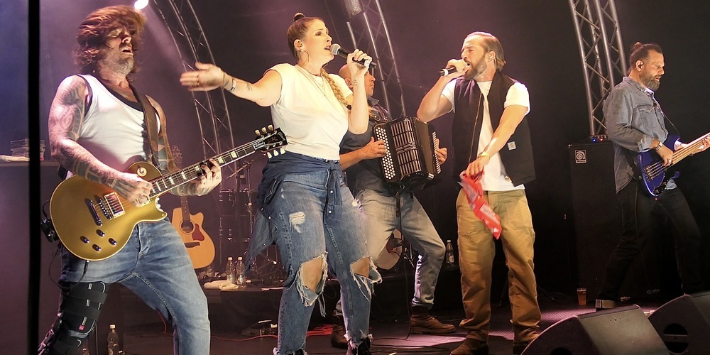 Bligg, Sängerin Debbie Noelle und seine Band begeisterten Fans