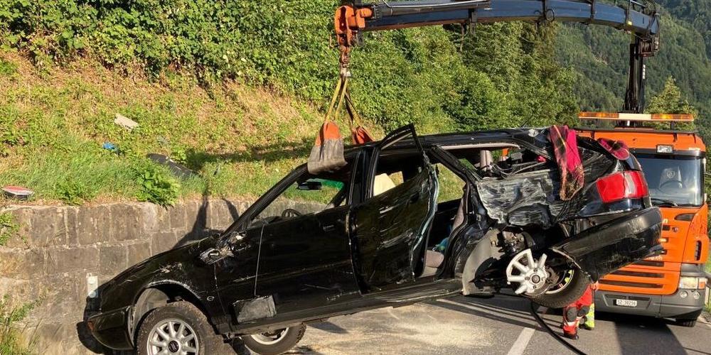 Das blieb nach der 180-Meter-Schleuderfahrt vom Auto übrig.