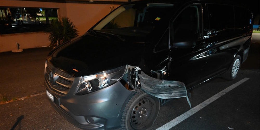 Nach Zusammenprall mit Parkuhr: Weit kam der 54-Jährige mit seinem beschädigten Auto nicht mehr. 
