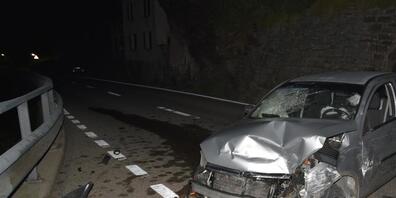 Dieses Auto prallte zuerst in eine Mauer, dann in eine Leitplanke und zuletzt gegen ein Motorrad.