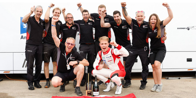 Jubel: Das Fach-Team aus Sattel hat in Silverstone (England) einen historischen Sieg errungen.