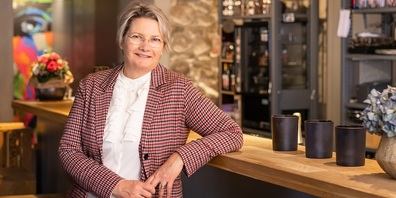 Gastgeberin Karin Peter lädt in die Weinbar ein.