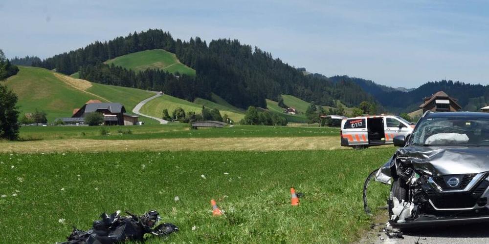 Der Töfffahrer landete in der Wiese.