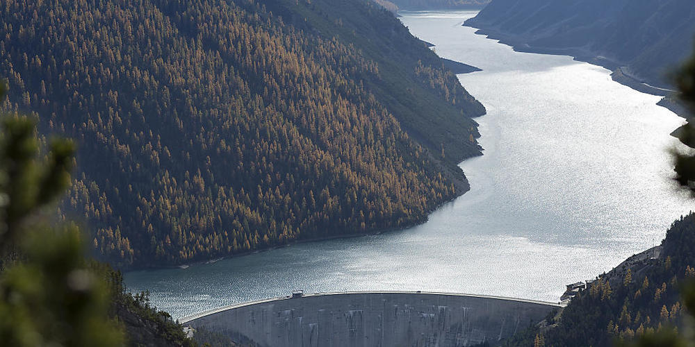 Die Engadiner Kraftwerke betreiben den Stausee Lago di Livigno, der sich mit Ausnahme der Staumauer fast vollständig auf italienischem Boden befindet. Verstromt wird das Wasser im Engadin. (Archivbild)