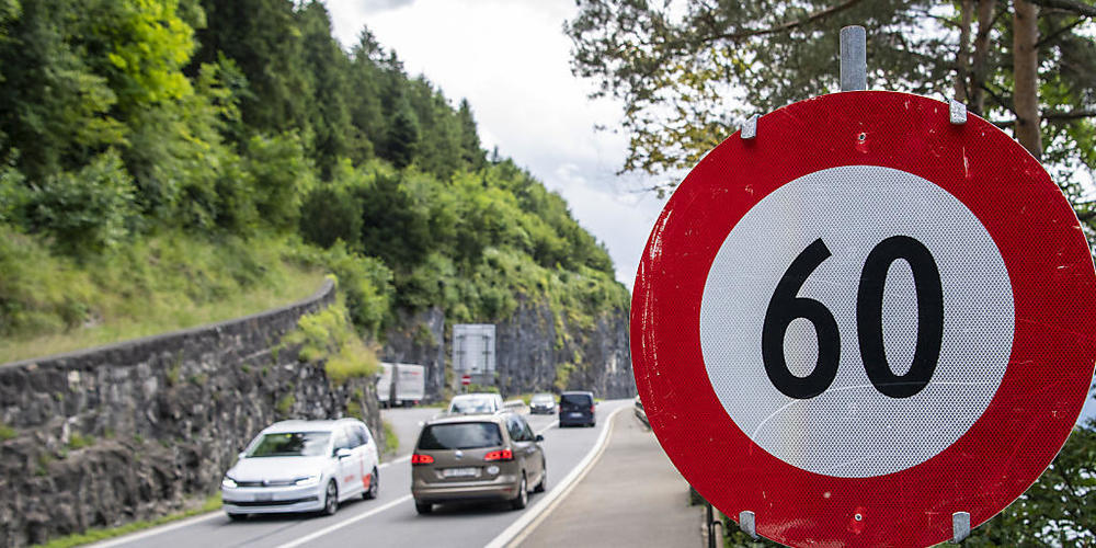 Auf der Axenstrasse gilt neu Tempo 60 (Archivaufnahme)