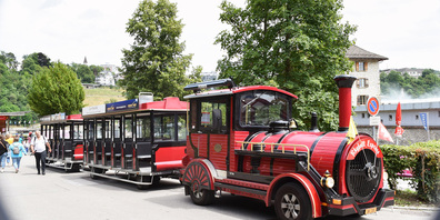 Der rote Rhyfall-Express legt eine Pause am Rheinfall ein.