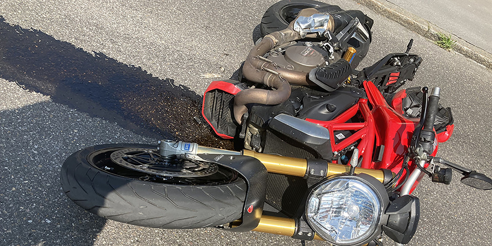 Ein Autofahrer übersah in Netstal ein vortrittsberechtigtes Motorrad.