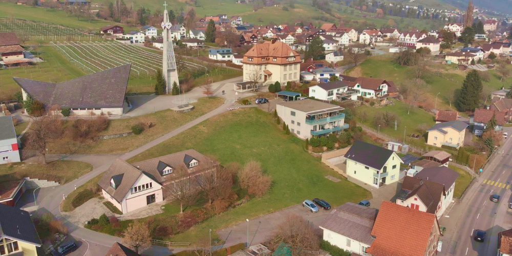Die Primarschule Lüchingen möchte am heutigen Standort des Pfarreiheims ein neues Schulhaus bauen. Die Kirchgemeinde ihrerseits hat einem Projektierungskredit für einen Pfarreiheim-Neubau direkt neben der Kirche gutgeheissen.
