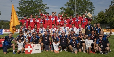 Das OK-Team der FG Rickenbach-Wilen feiert zusammen mit den Schweizer Nationalmannschaften die Bronzemedaille.