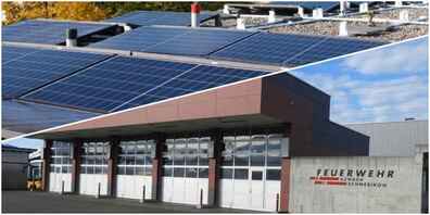 Die Idee für eine Photovoltaik-Anlage auf dem Depot der Feuerwehr Uznach-Schmerikon (r.) wird weiterverfolgt.