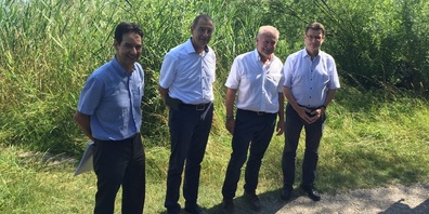 Sie zeigten den Ort, an dem das Seerhein-Wasser für die thermische Nutzung gefasst werden soll (v.l.): Thomas Volken, Amt für Energie, Andy Koch, Projektcoach im Kompetenz-Zentrum Erneuerbare Energie-Systeme Thurgau (KEEST), Paul Keller, Gemeindepräsident Gottlieben, und Marcel Stofer, Bereichsleiter Produktion und Gebäude EKT AG.