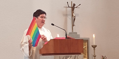 Gabriela Jud am Ambo mit Puzzleteil. Mit Ende des Schuljahres geht die Seelsorgerin in den Ruhestand.
