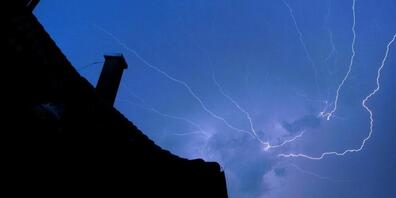 Im Thurgau sind bei der Kantonalen Notrufzentrale in der Gewitternacht auf Mittwoch 80 Schadensmeldungen eingegangen. Meldungen über Verletzte gingen jedoch keine ein. (Symbolbild)